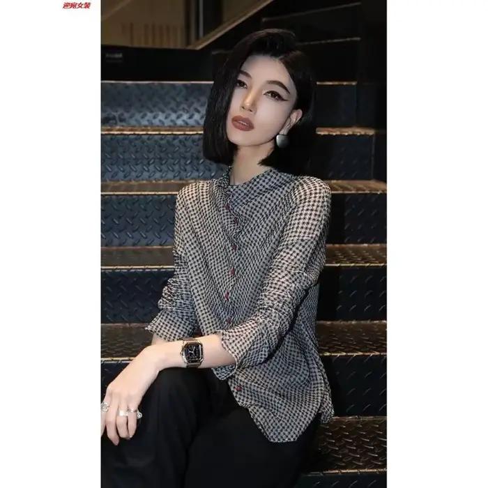 Chemise à carreaux pour femmes avec col mandarin et boutons rouges