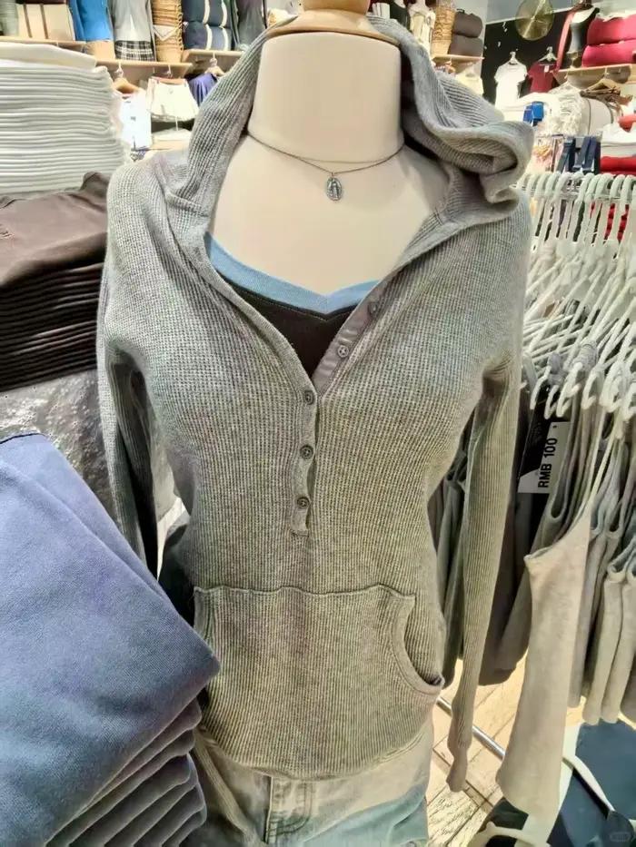T-shirt à capuche gaufré gris pour femmes, style préppy, vintage chic, streetwear, manches longues, doux et extensible, pour sorties et occasions spéciales