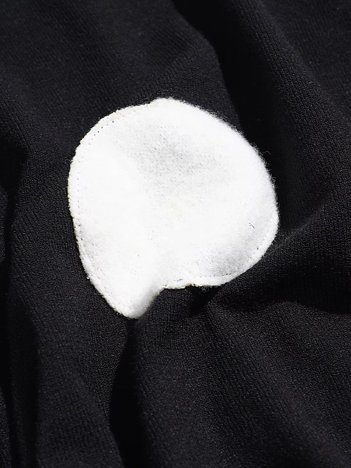 Pull noir à épaules dénudées pour femmes, création originale d’Imakokoni, pull ample à manches longues en tricot doux à pois, idéal pour un look décontracté en automne.