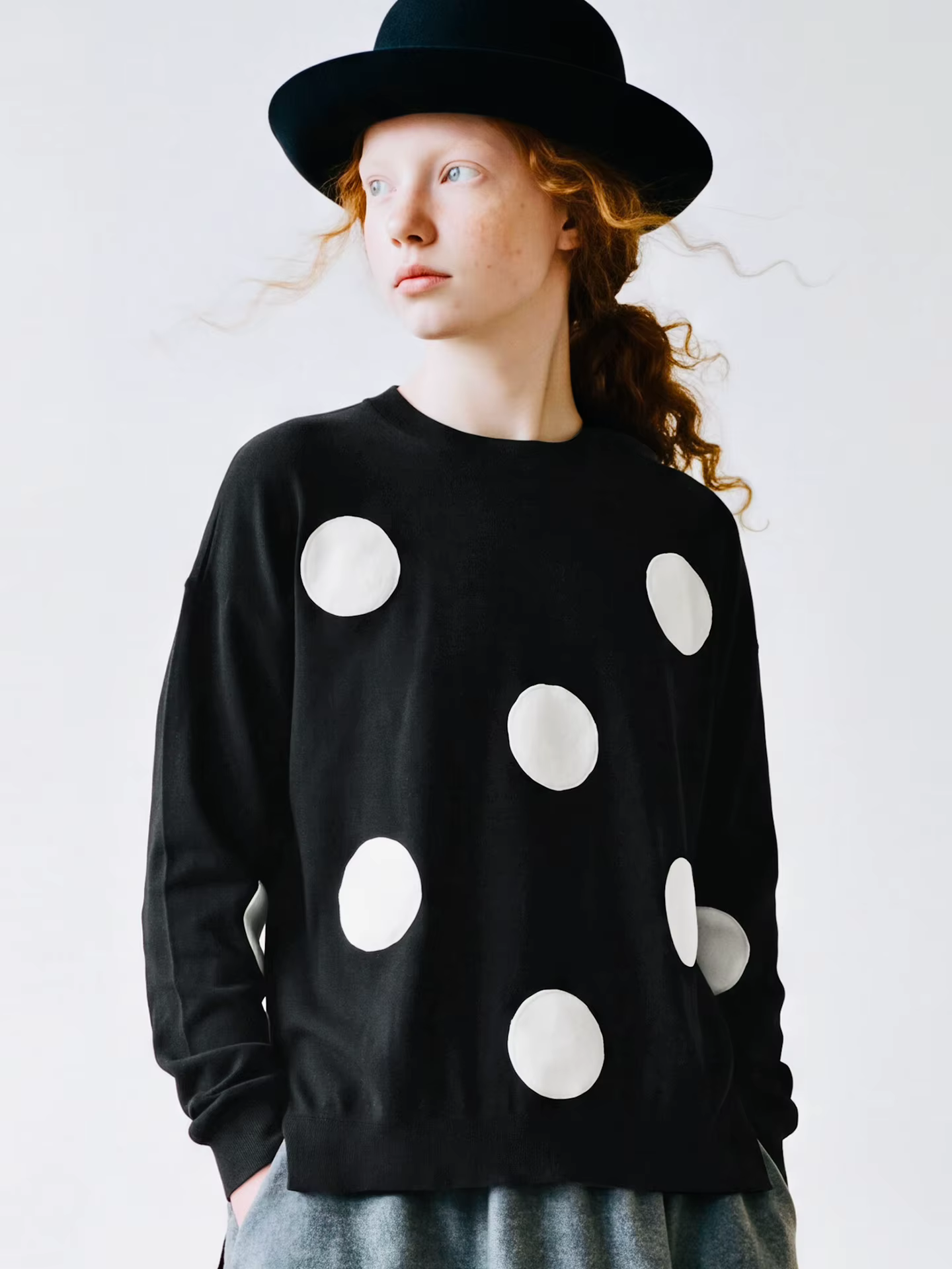 Pull noir à épaules dénudées pour femmes, création originale d’Imakokoni, pull ample à manches longues en tricot doux à pois, idéal pour un look décontracté en automne.